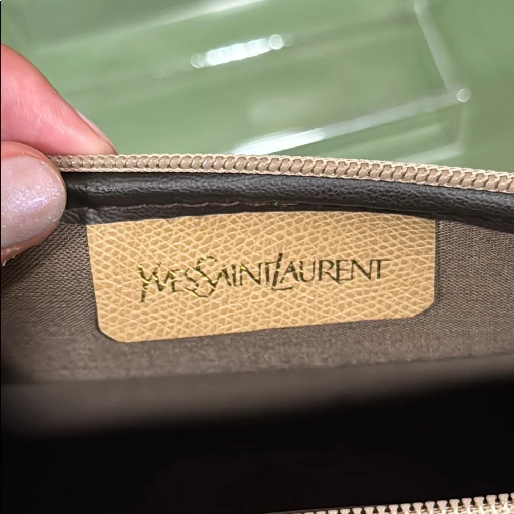 Yves Saint Laurent Gray and Tan Clutch with Giraffe 🦒 Print - Picture 3 of 6